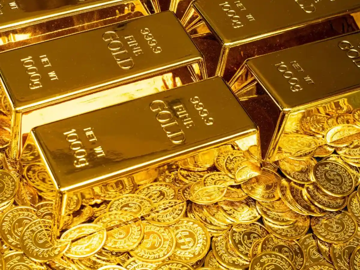 Goldmünzen und Goldbarren